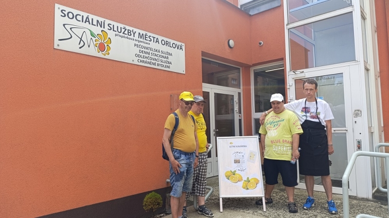 Kavárníci z KAFE Klíček na druhé straně pultu